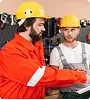 bouwvakkers met veiligheidshelmen die bouwplannen op de bouwplaats bekijken, die teamwork, projectplanning en professionele bouwdiensten vertegenwoordigt
