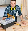 klusjesman met een gereedschapskist die aan een houten oppervlak werkt, die woningreparatie, timmerwerk en professionele onderhoudsdiensten vertegenwoordigt